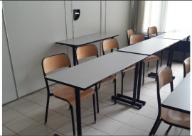 Photo détaillant le don 50 tables et 100 chaises de salles de cours