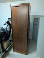 Photo détaillant le don Armoire porte-manteaux en bois