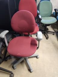 Photo détaillant le don un siège de bureau rouge et gris