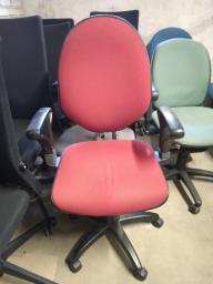 Photo détaillant le don un siège de bureau rouge
