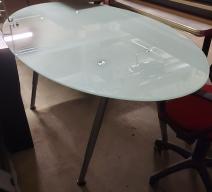 Photo détaillant le don Table de réunion en verre
