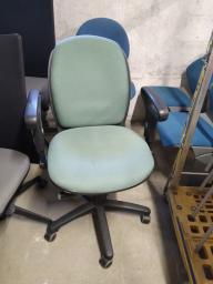 Photo détaillant le don un siège de bureau vert