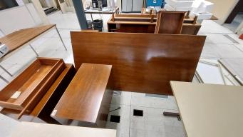 Photo détaillant le don 1 Bureau + caisson et armoire basse
