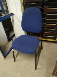 Photo détaillant le don une chaise bleue