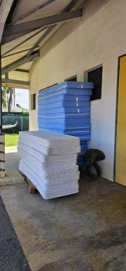 Photo détaillant le don LOT DE 23 MATELAS BASE NAVALE DEGRAD DES CANNES