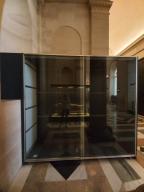 Photo détaillant le don Grand meuble vitré de conservation - Musée du Louvre