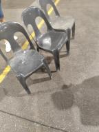 Photo détaillant le don Trois chaises en plastique