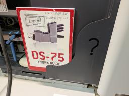 Photo détaillant le don Machine de mise sous pli