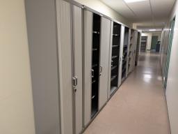 Photo détaillant le don Armoire Haute Métallique-Portes rideaux