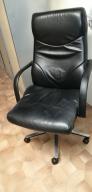 Photo détaillant le don Fauteuil cuir état d'usage - roulettes état moyen