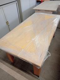 Photo détaillant le don Table à roulettes en bois