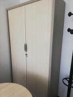 Photo détaillant le don ARMOIRE HAUTE AVEC ETAGERES