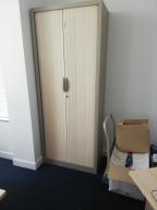 Photo détaillant le don ARMOIRE HAUTE AVEC ETAGERES