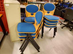 Photo détaillant le don chaises bois et tissu