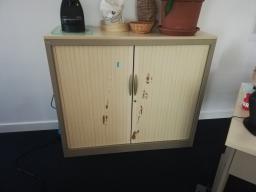 Photo détaillant le don ARMOIRE BASSE AVEC ETAGERES