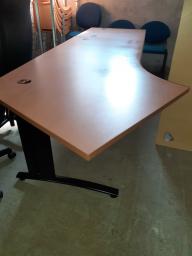 Photo détaillant le don bureau acajou avec pointe