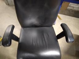 Photo détaillant le don Fauteuil de bureau en skai