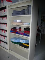 Photo détaillant le don Armoire rideaux ouverture verticale (ref interne 27.2)