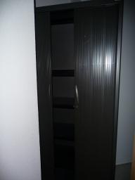 Photo détaillant le don Armoire noire rideaux ouverture horizontale (ref interne 27.4)
