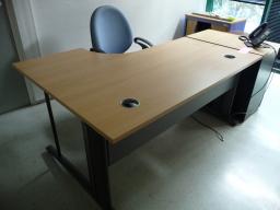 Photo détaillant le don Bureau angle droit + caisson (ref interne 78.1)