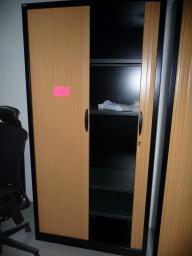 Photo détaillant le don Armoire noire et rideaux marrons avec clé (ref interne 79.2)