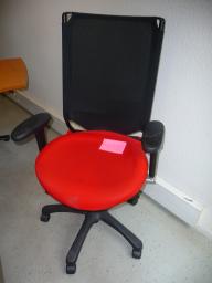 Photo détaillant le don Fauteuil de bureau rouge et noir (ref interne 80.3)