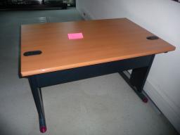 Photo détaillant le don Petit bureau droit bois clair et piètement noir (ref interne 81.1)