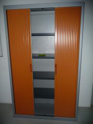 Photo détaillant le don Armoire grise avec rideaux + clés (ref interne 82.1)