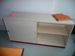 Photo détaillant le don Armoire basse blanche portes coulissantes + clé (ref interne 82.4)