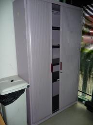 Photo détaillant le don Armoire couleur lila avec fermeture rideaux + clé (ref interne 83.1)