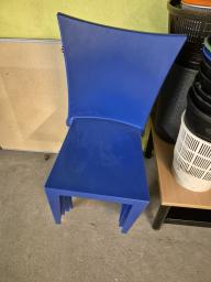 Photo détaillant le don LOT DE CHAISES POLYPROPYLENE bleues