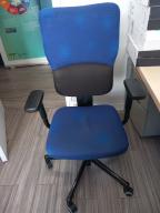 Photo détaillant le don 1 fauteuil de bureau tissu bleu