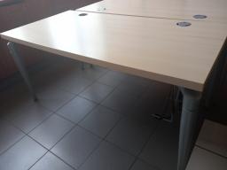 Photo détaillant le don lot de 2 bureaux droit 4 pieds rond
