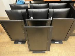 Photo détaillant le don 15 PC Dell Precision T3610 (claviers, quelques souris et câble d’alimentation inclus)