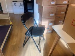 Photo détaillant le don Lot de 18 chaises pliantes