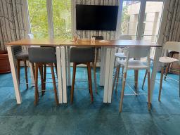 Photo détaillant le don Table haute bois et blanc