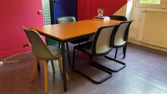 Photo détaillant le don Lot de 5 tables polyvalentes