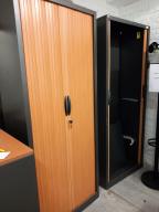 Photo détaillant le don lot de 2 armoires hautes