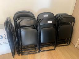 Photo détaillant le don Lot de 18 chaises pliantes