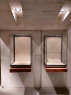 Photo détaillant le don 4 vitrines murales, socle en bois et parois en verre - Musée du Louvre