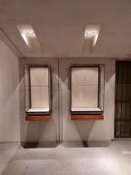 Photo détaillant le don 4 vitrines murales, socle en bois et parois en verre - Musée du Louvre