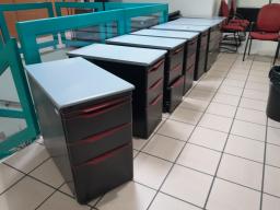 Photo détaillant le don caisson fixe gris