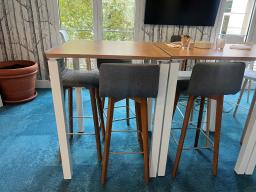 Photo détaillant le don Table haute bois et blanc