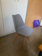 Photo détaillant le don Lot de 3 chaises grises