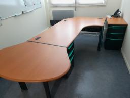 Photo détaillant le don bureau avec extension