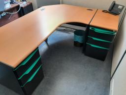 Photo détaillant le don bureau avec retour et caisson