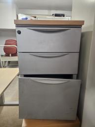 Photo détaillant le don Caisson metallique sur pied