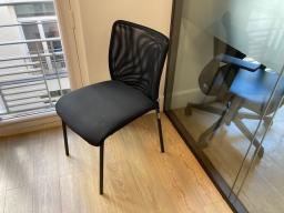 Photo détaillant le don Lot de 9 chaises