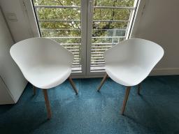 Photo détaillant le don Lot de 2 fauteuils blancs