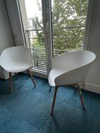 Photo détaillant le don Lot de 2 fauteuils blancs